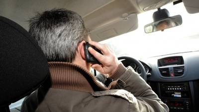 Австралия запустила первую в мире систему видеонаблюдения с ИИ для выявления водителей, разговаривающих по телефону